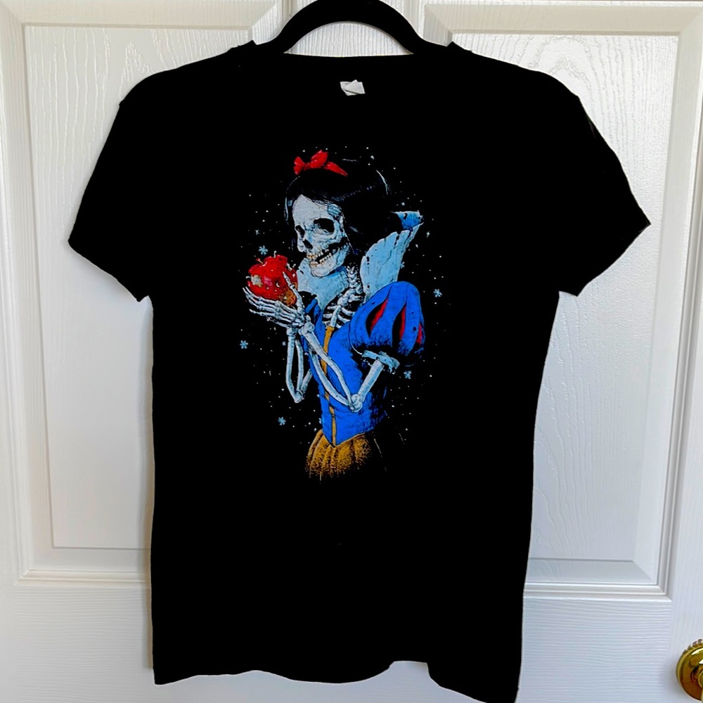 Snow White Skull T-shirt. Size Small.
